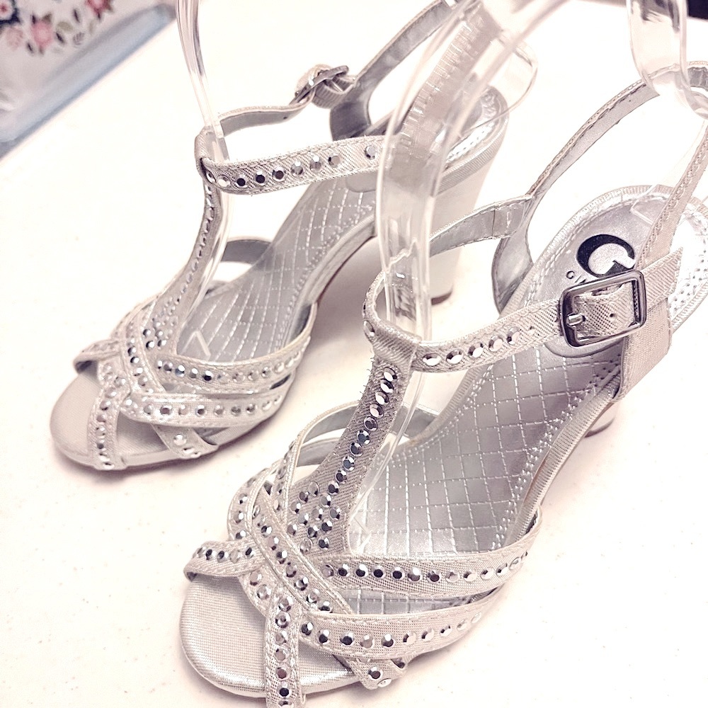 Gianni Bini - Silver Heels With a 4” heel, EMBELLISHED  size 6 Look New ❣️❣️❣️ - Picture 8 of 11